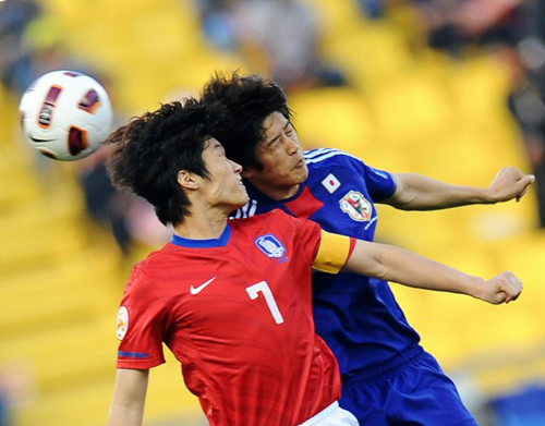25일(한국시간) 카타르 알 가라파 스타디움에서 열린 2011 아시아축구연맹(AFC) 아시안컵 4강 대한민국-일본 경기, 한국 박지성(왼쪽)과 일본 아수토 우치다가 공중볼 경합을 벌이고 있다.