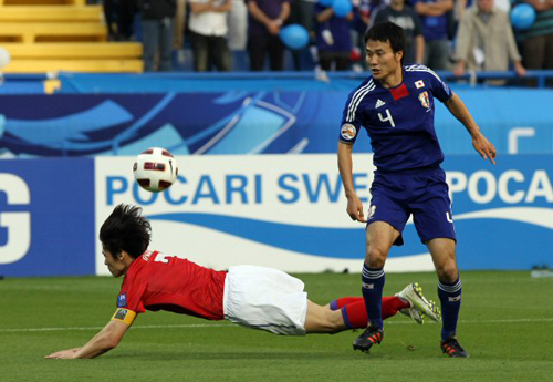 25일(한국시간) 카타르 알 가라파 스타디움에서 열린 2011 아시아축구연맹(AFC) 아시안컵 4강 대한민국-일본 경기, 한국 박지성(왼쪽)이 일본 고노 야스유키의 반칙으로 페널티킥을 얻어내고 있다.