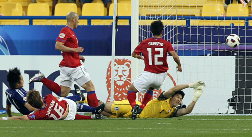 25일(한국시간) 카타르 알 가라파 스타디움에서 열린 2011 아시아축구연맹(AFC) 아시안컵 4강 대한민국-일본 경기, 한국이 일본 마에다 료이치에게 동점골을 허용하고 있다.