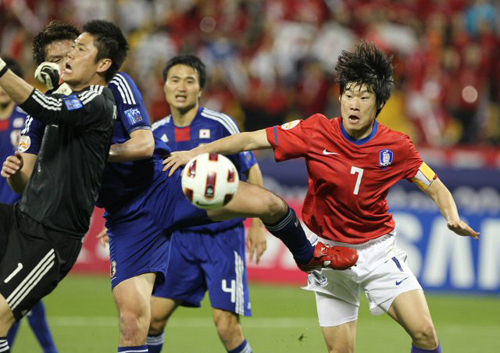 25일(한국시간) 카타르 알 가라파 스타디움에서 열린 2011 아시아축구연맹(AFC) 아시안컵 4강 대한민국-일본 경기, 한국 박지성(오른쪽)이 상대 선수들이 충돌한 사이 득점 기회를 맞고 있다.