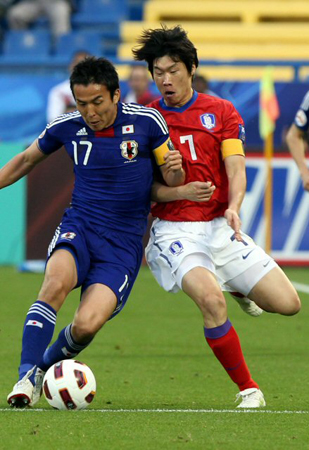 25일(한국시간) 카타르 알 가라파 스타디움에서 열린 2011 아시아축구연맹(AFC) 아시안컵 4강 대한민국-일본 경기, 한국 박지성(오른쪽)과 일본 하세베 마코토가 볼다툼을 벌이고 있다.