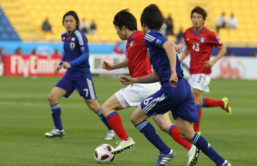 25일(한국시간) 카타르 알 가라파 스타디움에서 열린 2011 아시아축구연맹(AFC) 아시안컵 4강 대한민국-일본 경기, 한국 박지성이 상대 수비를 뚫고 돌파를 시도하고 있다.