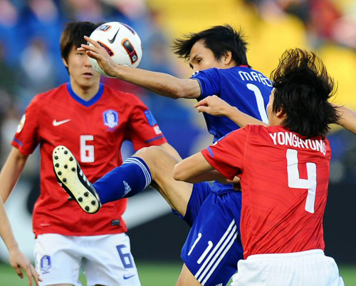 25일(한국시간) 카타르 알 가라파 스타디움에서 열린 2011 아시아축구연맹(AFC) 아시안컵 4강 대한민국-일본 경기, 일본 료이치 마에다(가운데)가 한국 조용형(오른쪽), 이용래와 볼다툼을 벌이고 있다.
