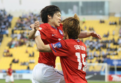 25일(한국시간) 카타르 알 가라파 스타디움에서 열린 2011 아시아축구연맹(AFC) 아시안컵 4강 대한민국-일본 경기,  페널티킥을 유도한 박지성(왼쪽)이 기성용의 선제골이 터지자 함께 기뻐하고 있다.