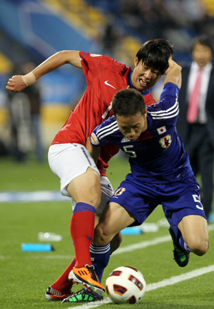 25일(한국시간) 카타르 알 가라파 스타디움에서 열린 2011 아시아축구연맹(AFC) 아시안컵 4강 대한민국-일본 경기, 한국 손흥민(왼쪽)이 일본 나가토모와 볼다툼을 벌이고 있다.
