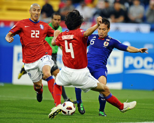 25일(한국시간) 카타르 알 가라파 스타디움에서 열린 2011 아시아축구연맹(AFC) 아시안컵 4강 대한민국-일본 경기,  일본 유토 나가토모(오른쪽)가 한국 차두리(왼쪽), 조용형과 볼다툼을 벌이고 있다.