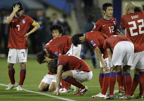 25일(한국시간) 카타르 알 가라파 스타디움에서 열린 2011 아시아축구연맹(AFC) 아시안컵 4강 대한민국-일본 경기, 한국 선수들이 승부차기 접전 끝에 일본에 패해 결승 진출이 좌절되자 아쉬워 하고 있다.