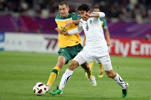 25일(현지시각) 카타르 도하 카리파 스타디움에서 열린 2011 카타르 아시안컵 4강전 우즈베키스탄과 호주의 경기에서 호주의 칼 발레리(왼쪽)와 우즈베키스탄의 Odil Akhmedov가 볼다툼을 벌이고 있다.