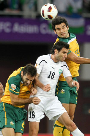 25일(현지시각) 카타르 도하 카리파 스타디움에서 열린 2011 카타르 아시안컵 4강전 우즈베키스탄과 호주의 경기에서 호주의 마일 제디낙(오른쪽)과 사사 오그네노브스키(왼쪽)가 우즈베키스탄의 Timur Kapadze와 볼다툼을 벌이고 있다.