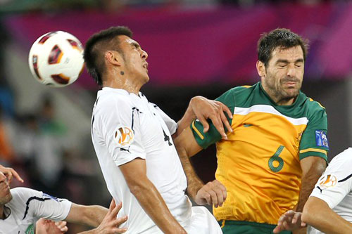 25일(현지시각) 카타르 도하 카리파 스타디움에서 열린 2011 카타르 아시안컵 4강전 우즈베키스탄과 호주의 경기에서 호주의 사사 오그네노브스키(오른쪽)와 우즈베키스탄의 Anzur Ismailov가 볼다툼을 벌이고 있다.