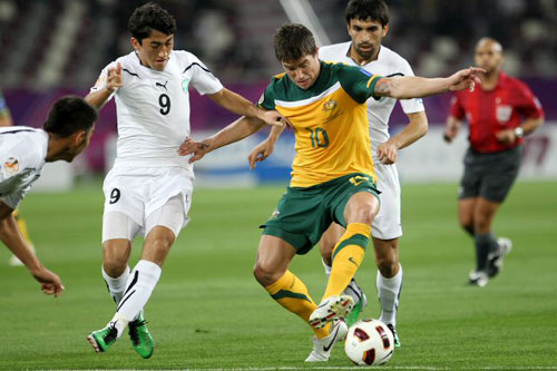 25일(현지시각) 카타르 도하 카리파 스타디움에서 열린 2011 카타르 아시안컵 4강전 우즈베키스탄과 호주의 경기에서 호주의 해리 큐얼(가운데)이 우즈베키스탄의 Odil Akhmedov와 볼다툼을 벌이고 있다.