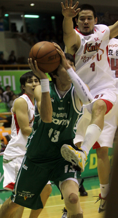 26일 오후 원주 치악체육관에서 열린 2010-2011 프로농구 원주 동부-서울 SK 경기, 동부 윤호영(왼쪽)이 슛 동작을 하자 SK 김민수가 달려들고 있다.
