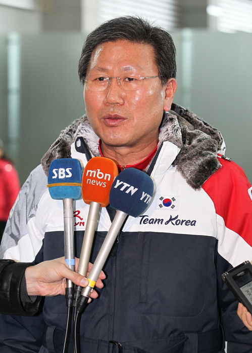 제7회 동계아시안게임을 앞두고 27일 인천국제공항에서 김종욱 동계아시안게임 선수단장이 대회 목표를 밝히고 있다.