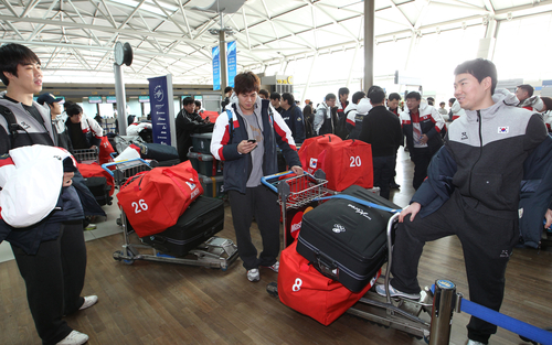 제7회 동계아시안게임을 앞두고 27일 인천국제공항에서 국가대표선수들이 출국 수속하고 있다.