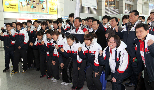제7회 동계아시안게임을 앞두고 27일 인천국제공항에서 국가대표선수들이 출국에 앞서 선전을 다짐하며 파이팅하고 있다.