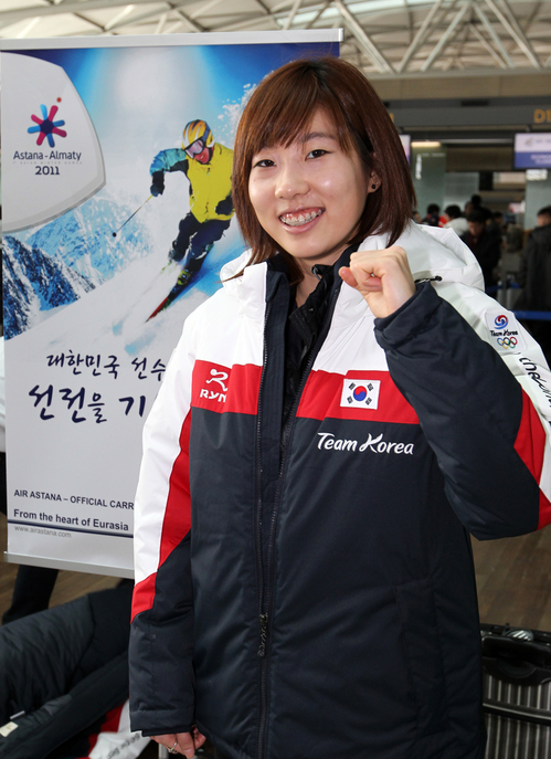 제7회 동계아시안게임을 앞두고 27일 인천국제공항에서 스키 프리스타일의 서정화가 출국에 앞서 파이팅하고 있다.
