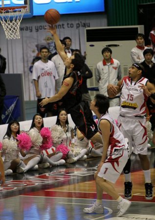27일 부산 사직실내체육관에서 열린 2010-2011 프로농구 부산 KT-창원 LG 경기, KT 조동현이 상대 수비를 돌파해 슛을 하고 있다.
