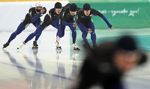 제7회 카자흐스탄 동계아시안게임을 앞두고 28일 아스타나 실내스피드스케이팅경기장에서 이규혁(왼쪽) 등 선수들이 적응훈련하고 있다.