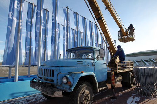 제7회 카자흐스탄 동계아시안게임을 앞두고 28일 아스타나 실내스피드스케이팅경기장 주변에서 작업자들이 마스코트인 설표 '이르비'의 깃발을 단장하고 있다.