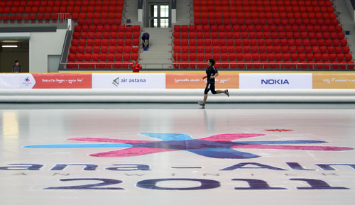 제7회 카자흐스탄 동계아시안게임을 앞두고 28일 아스타나 실내스피드스케이팅경기장 에서 선수들이 훈련하고 있다.