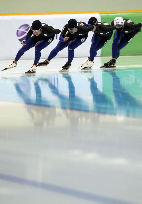 제7회 카자흐스탄 동계아시안게임을 앞두고 28일 아스타나 실내스피드스케이팅경기장 에서 이규혁,이승훈 등 선수들이 적응훈련하고 있다.