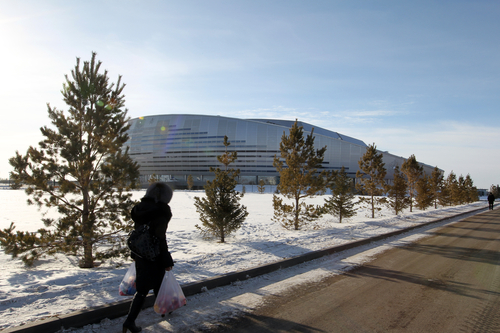 제7회 카자흐스탄 동계아시안게임을 앞두고 28일 아스타나 실내축구경기장 옆으로 두터운 옷차림의 카자흐스탄인이 걸어가고 있다.