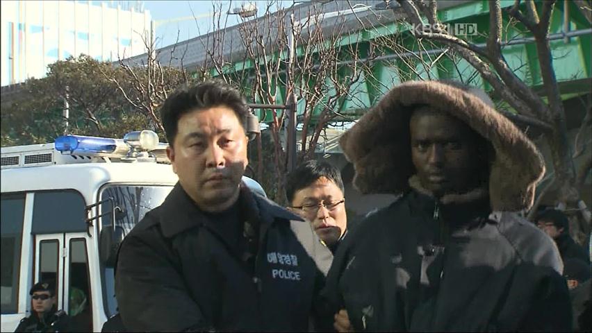 ‘철통 경비’속 해적 압송…전원 구속