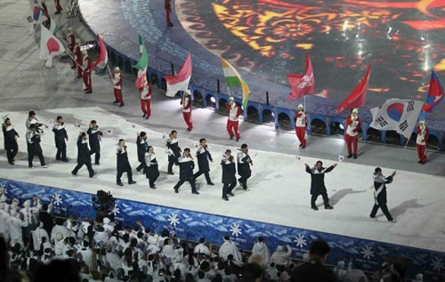 30일 카자흐스탄 아스타나 실내축구경기장에서 열린 2011 아스타나-알마티 동계아시안게임 개막식, 대한민국 선수단이 태극기를 휘날리며 입장하고 있다.