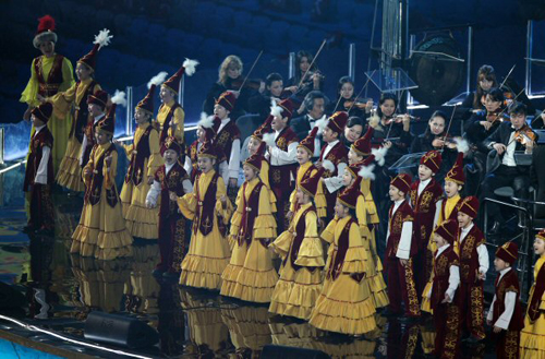 30일 카자흐스탄 아스타나 실내축구경기장에서 열린 2011 아스타나-알마티 동계아시안게임 개막식, 카자흐스탄 민속의상을 입은 어린이 합창단이 노래하고 있다.