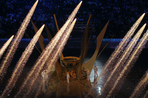30일 카자흐스탄 아스타나 실내축구경기장에서 열린 2011 아스타나-알마티 동계아시안게임 개막식, 성화 점화 전 화려한 불꽃이 솟아오르고 있다.