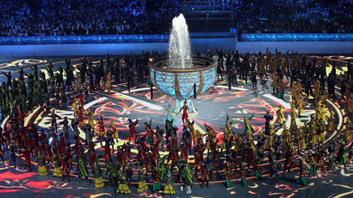 30일 카자흐스탄 아스타나 실내축구경기장에서 열린 2011 아스타나-알마티 동계아시안게임 개막식, 카자흐스탄 민속의상을 입은 무용수들이 화려한 공연을 선보이고 있다.
