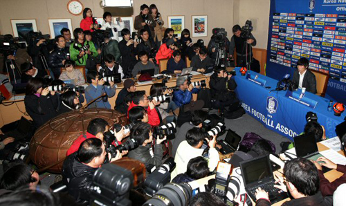 한국 축구대표팀 주장 박지성이 31일 오전 서울 종로구 신문로 대한축구협회에서 기자회견을 갖고 국가대표 은퇴를 선언하고 있다.