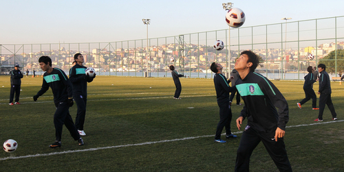 축구 국가대표팀 구자철 등 선수들이 터키 국가대표팀과의 평가전을 앞두고 7일 새벽(한국시간) 터키 이스탄불  벨레디예시 경기장에서 첫 훈련을 펼치고 있다.