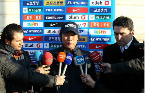 터키 국가대표팀과의 평가전을 앞두고 터키에 입성한 축구 국가대표팀 조광래 감독이 8일 새벽(한국시간) 터키 이스탄불 아타튀르크 올림픽 스타디움에서 터키 언론과 인터뷰를 하고 있다.