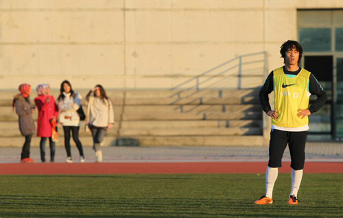 한국 축구 국가대표팀 주장이 된 박주영이 8일 새벽(한국시간) 터키 이스탄불 아타튀르크 올림픽 스타디움에서 훈련을 하는 장면을 이스탄불 여성팬들이 지켜보고 있다.