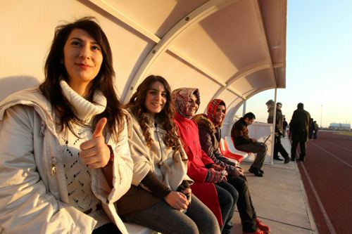 한국 축구 국가대표팀이 8일 새벽(한국시간) 터키 이스탄불 아타튀르크 올림픽 스타디움에서 훈련을 하는 장면을 이스탄불 여성팬들이 지켜보고 있다.