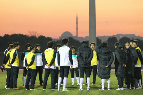 한국 축구 국가대표팀이 터키 국가대표팀과의 평가전을 앞두고 8일 새벽(한국시간) 터키 이스탄불 아타튀르크 올림픽 스타디움에서 열린 훈련을 마친 뒤 정리하고 있다.