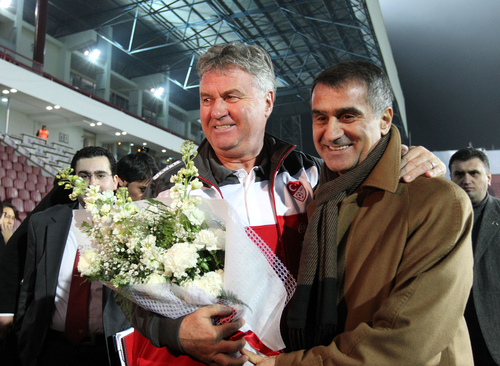 트라브존스포르 귀네슈 감독이 9일 새벽(한국시간) 트라브존스포르 경기장에서 히딩크 터키 대표팀 감독을 만나고 있다.