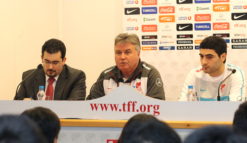 터키 국가대표팀을 맡고 있는 거스 히딩크 감독이 9일 새벽(한국시간) 트라브존스포르 경기장에서 열린 국내외 인터뷰에서 질문에 답을 하고 있다.