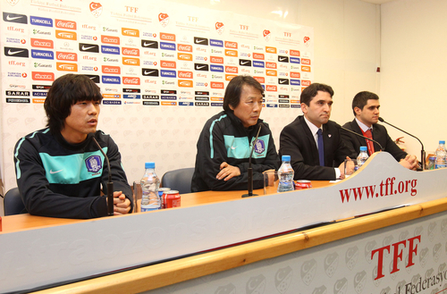 이스탄불에서 트라브존으로 옮긴 한국 국가대표팀 박주영이 9일 새벽(한국시간) 트라브존스포르 경기장에서 터키와 국내 언론을 상대로 인터뷰를 하고 있다.