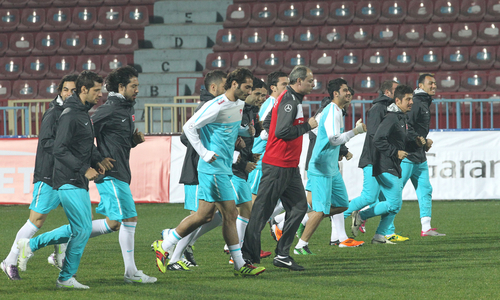터키 국가대표팀 선수들이 9일 새벽(한국시간) 트라브존스포르 경기장에서 몸을 풀고 있다.