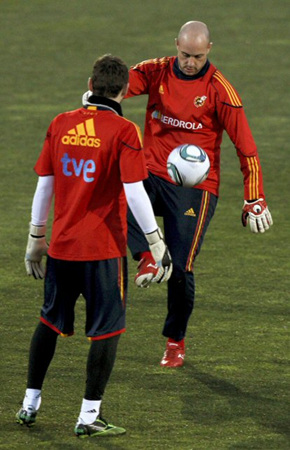 9일(이하 한국시각) 스페인 마드리드 시우다드 델 풋볼 경기장에서 스페인 축구대표 골키퍼 카시야스(왼쪽)와 페페가 연습경기를 하고 있다.