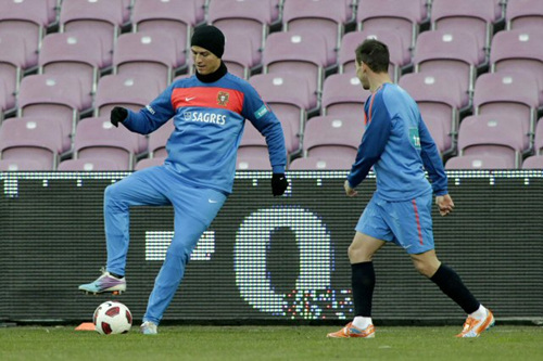 9일(한국시각) 스위스 제네바 스타디움에서 포르투갈 축구대표 크리스티아누 호날두(왼쪽)가 훈련하고 있다.