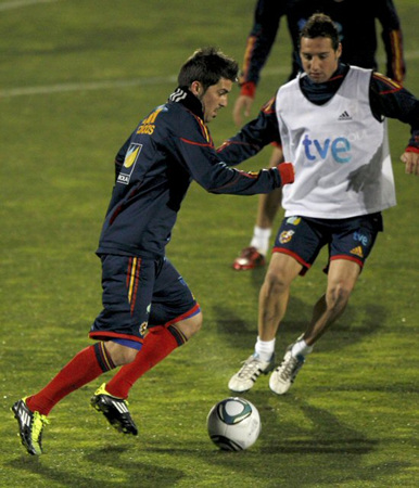 9일(이하 한국시각) 스페인 마드리드 시우다드 델 풋볼 경기장에서 스페인 축구대표 다비드 비야(왼쪽)와 카졸라가 연습경기를 하고 있다.