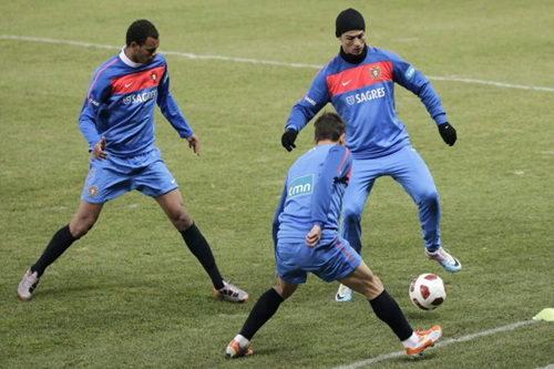 9일(한국시각) 스위스 제네바 스타디움에서 포르투갈 축구대표 크리스티아누 호날두(오른쪽 위)가 훈련하고 있다.