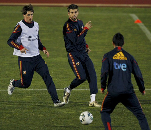 9일(이하 한국시각) 스페인 마드리드 시우다드 델 풋볼 경기장에서 스페인 축구대표 페르난도 토레스(왼쪽), 피케(가운데), 라울 알비올이 훈련하고 있다. 스페인은 10일 마드리드 산티아구 베르나베우 경기장에서 콜롬비아와 친선경기를 한다.