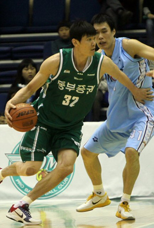 9일 오후 원주 치악체육관에서 열린 프로농구 원주 동부와 울산 모비스 경기에서 동부 김주성이 수비를 피해 드리블하고 있다.