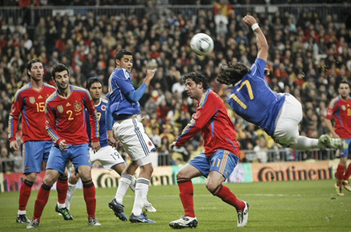 10일 (한국시각) 스페인 마드리드 산티아구 베르나베우 스타디움에서 열린 스페인-콜롬비아 친선전, 콜롬비아 모레노(오른쪽)이 슛을 시도하고 있다.