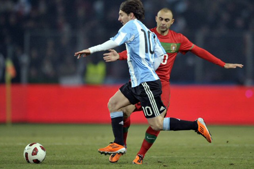 10일 (한국시각) 스위스 제네바 스타디움에서 열린 아르헨티나-포르투갈 친선전, 아르헨티나의 메시(왼쪽)와 포르투갈의 카를로ㅡ 마르틴스가 볼다툼을 하고 있다.