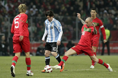10일 (한국시각) 스위스 제네바 스타디움에서 열린 아르헨티나-포르투갈 친선전, 아르헨티나의 메시(가운데)가 드리블하는 가운데 포르투갈 선수들이 에워싸고 있다.